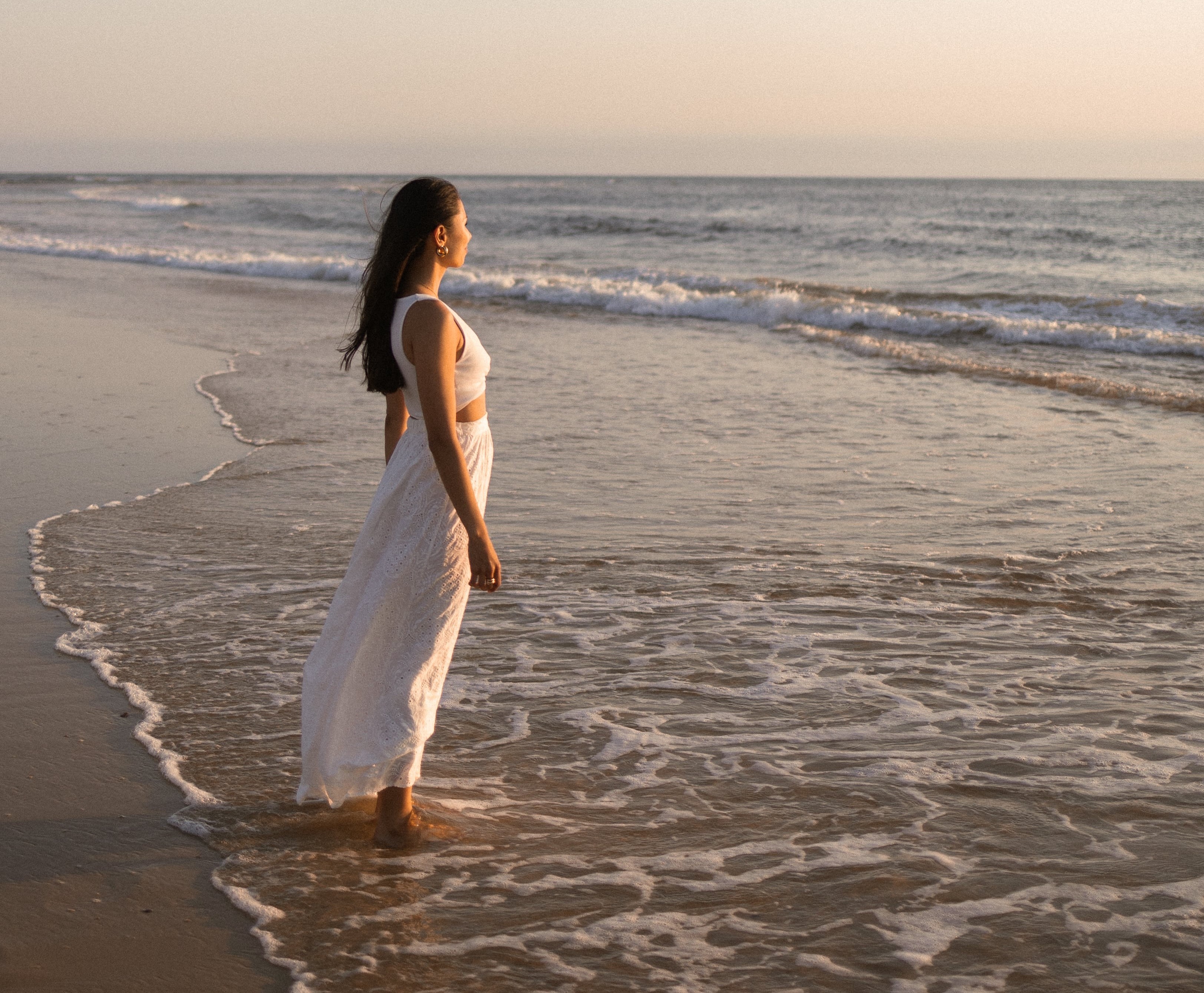 Jeanne sur la plage au coucher de soleil